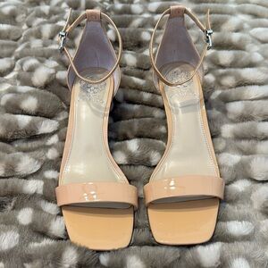 ♥️Vince Camuto Kitten Heel♥️ Nude pattern leather size 8 1/2 like new